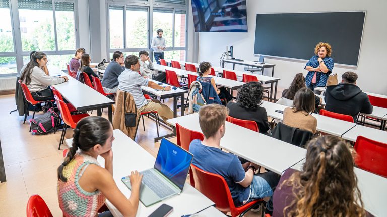 La vicerrectora Marian Martínez Calvo, en la primera sesión del Aula de Debate 2026-2027