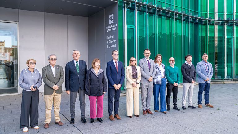 Foto de familia con la rectora Eva Sanz y el presidente Gonzalo Capellán en el centro