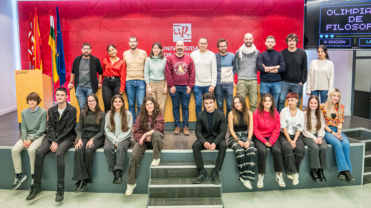 Foto de familia de los ganadores y finalistas de la IX Olimpiada de Filosofía