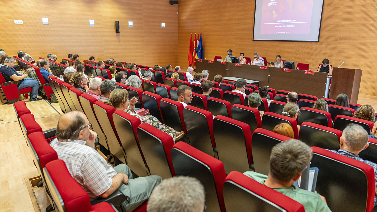 Reunión del Claustro Universitario en que se ha aprobado la adaptación de los Estatutos UR a la LOSU